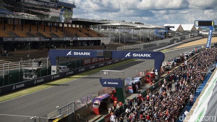 MotoGP Prancis, Sirkuit Le Mans LE MANS, FRANCE - MAY 11: Fans wait for the riders in pit during the MotoGP Of France - Previews on May 11, 2023 in Le Mans, France. (Photo by Mirco Lazzari gp/Getty Images)