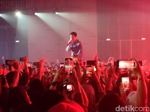 Aksi Energik Ariel dkk Bawakan 21 Lagu dalam Konser Noah di Surabaya