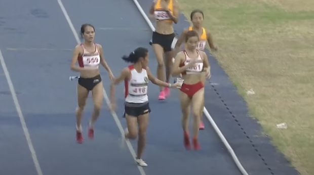 Odekta Elvina Naibaho memberi minum kepada atlet Vietnam.