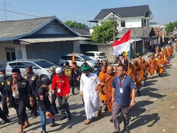 Para Biksu Jalan Kaki Thailand-Borobudur: Ritual Religi-Singgah di Ponpes