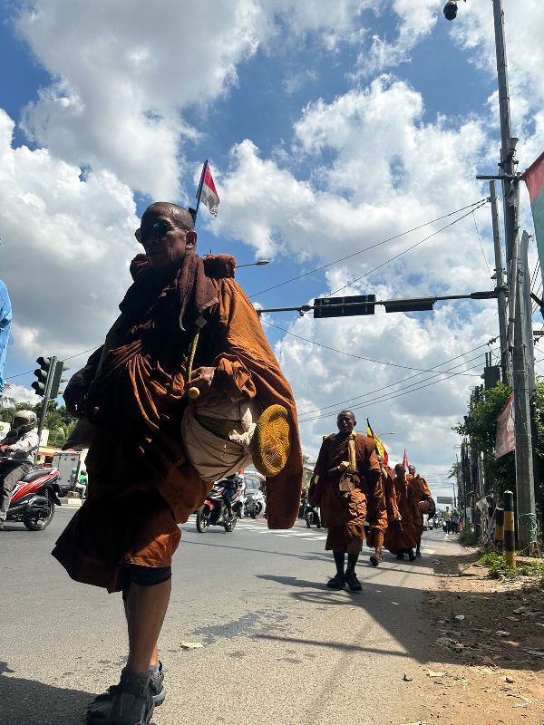 32 biksu berjalan kaki dari Bangkok, Thailand ke Candi Borobudur, Indonesia. Tujuannya sebagai perjalanan religi sekaligus merayakan Waisak di Candi Borobudur.