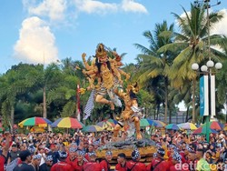 Meriahnya Kolaborasi Parade Budaya Jember-Jembrana
