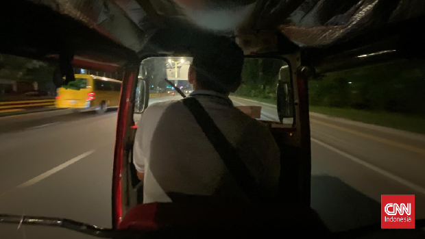 Chhay Shngha, 38 tahun, pengemudi Tuk Tuk di Phnom Penh, Sabtu (13/5).