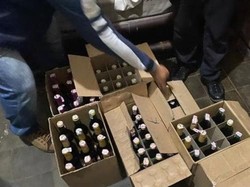 Polisi Gerebek Kios Jual 105 Botol Miras di Gorontalo, 3 Orang Diamankan