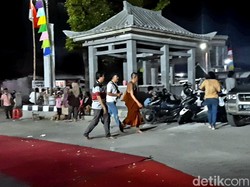 Pecah Rekor! 32 Biksu Jalan Kaki dari Thailand ke Borobudur