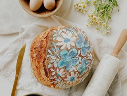 Wanita Ini Bikin Kreasi Sourdough Unik Berhiaskan Lukisan Cantik
