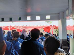 Daftarkan Bacaleg, Massa PAN Sulsel Saling Dorong dengan Sekuriti KPU