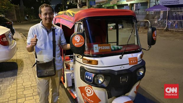 Chhay Shngha, 38 tahun, pengemudi Tuk Tuk di Phnom Penh, Sabtu (13/5).