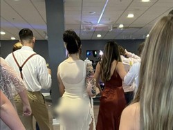 Viral Wanita Datang ke Acara Pernikahan Pakai Baju Transparan, Tuai Kritik