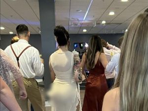 Viral Wanita Datang ke Acara Pernikahan Pakai Baju Transparan, Tuai Kritik Viral Wanita Datang ke Acara Pernikahan Pakai Baju Transparan, Tuai Kritik