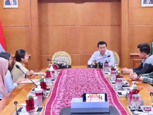 Emil Dardak Bahas Drakor Hingga Demokrasi Saat Diskusi Bersama Aktivis dan Gen Z Emil Dardak Bahas Drakor Hingga Demokrasi Saat Diskusi Bersama Aktivis dan Gen Z