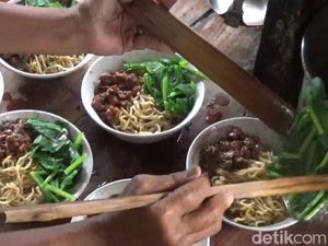 Melihat Pembuatan Mi Ayam Pertama Klaten Bertahan Puluhan Tahun