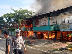 Kebakaran Hanguskan 8 Rumah di Kolaka Sultra, Korban Rugi Rp 800 Juta Kebakaran Hanguskan 8 Rumah di Kolaka Sultra, Korban Rugi Rp 800 Juta
