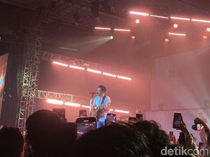 Teriakan Penggemar di Surabaya Saat Disapa Ramah Ariel Noah: Bang Boriel! Teriakan Penggemar di Surabaya Saat Disapa Ramah Ariel Noah: Bang Boriel!