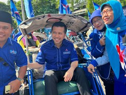 Emil Dardak Pimpin Barisan Bacaleg Demokrat Daftar ke KPU Jatim Naik Becak
