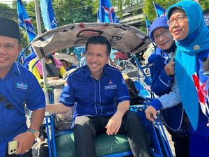 Emil Dardak Pimpin Barisan Bacaleg Demokrat Daftar ke KPU Jatim Naik Becak Emil Dardak Pimpin Barisan Bacaleg Demokrat Daftar ke KPU Jatim Naik Becak