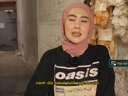 Kritik Pelayan Tentang Tumpuk Piring dan Kisah Sukses Bos Keripik Tempe