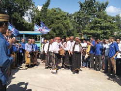 Bacaleg Demokrat Bawa Ayam Putih Mendaftar di KPUD Manggarai Barat