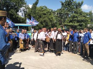 Bacaleg Demokrat Bawa Ayam Putih Mendaftar di KPUD Manggarai Barat Bacaleg Demokrat Bawa Ayam Putih Mendaftar di KPUD Manggarai Barat