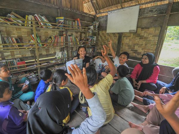 Donasi Buku Sambut Hari Buku Nasional