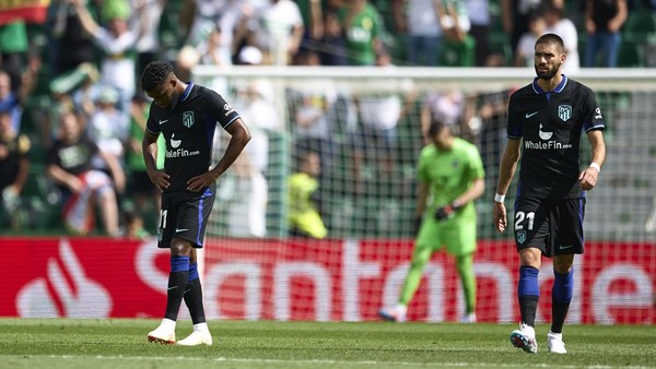 ELCHE, SPAIN - MAY 14: Thomas Lemar and Yannick Carrasco of Atletico de Madrid reacts during the LaLiga Santander match between Elche CF and Atletico de Madrid at Estadio Manuel Martinez Valero on May 14, 2023 in Elche, Spain. (Photo by Francisco Macia/Quality Sport Images/Getty Images)