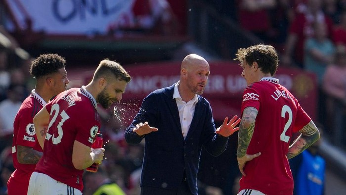 Manchester Uniteds head coach Erik ten Hag, second right, gives instructions to his players during the English Premier League soccer match between Manchester United and Wolverhampton at the Old Trafford stadium in Manchester, England, Saturday, May 13, 2023. (AP Photo/Jon Super)