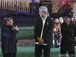 Ganjar Main Angklung di Bandung hingga Diberi Panggilan Akang