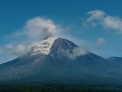Semeru Muntahkan Guguran Awan Panas Sejauh 1,5 Km