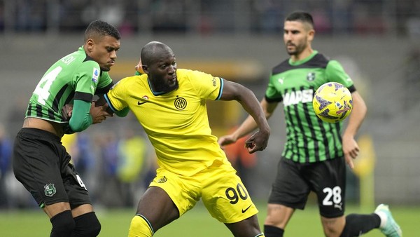 Inter Milan vs Sassuolo Sassuolos Ruan, left, challenges for the ball with Inter Milans Romelu Lukaku, centre, during the Serie A soccer match between Inter Milan and Sassuolo at the San Siro Stadium, in Milan, Italy, Saturday, May 13 2023. (AP Photo/Antonio Calanni)