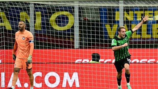 Inter Milan vs Sassuolo Sassuolo's Italian midfielder Davide Frattesi (R) celebrates after scoring his side's second goal during the Italian Serie A football match between Inter and Sassuolo on May 13, 2023 at the Giuseppe-Meazza (San Siro) stadium in Milan. (Photo by GABRIEL BOUYS / AFP) (Photo by GABRIEL BOUYS/AFP via Getty Images)