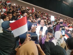 Lautan Relawan Sambut Jokowi di Puncak Musra, Berebut Salaman hingga Selfie