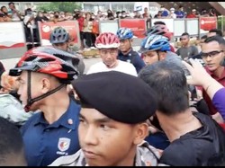 Jokowi Naik Sepeda di CFD Bundaran HI, Bagi-bagi Kaus ke Warga