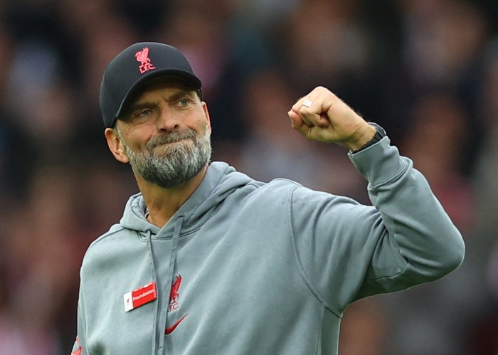 Soccer Football - Premier League - Liverpool v Brentford - Anfield, Liverpool, Britain - May 6, 2023 Liverpool manager Juergen Klopp acknowledges fans after the match REUTERS/Carl Recine EDITORIAL USE ONLY. No use with unauthorized audio, video, data, fixture lists, club/league logos or live services. Online in-match use limited to 75 images, no video emulation. No use in betting, games or single club /league/player publications.  Please contact your account representative for further details.