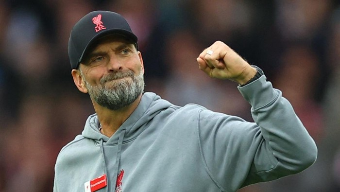 Soccer Football - Premier League - Liverpool v Brentford - Anfield, Liverpool, Britain - May 6, 2023 Liverpool manager Juergen Klopp acknowledges fans after the match REUTERS/Carl Recine EDITORIAL USE ONLY. No use with unauthorized audio, video, data, fixture lists, club/league logos or live services. Online in-match use limited to 75 images, no video emulation. No use in betting, games or single club /league/player publications.  Please contact your account representative for further details.