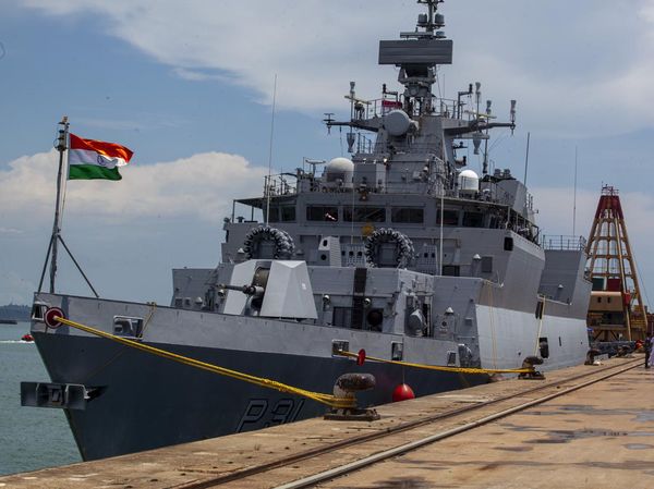 Kapal Perang India Bersandar di Batam