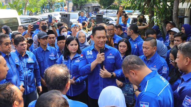 Ketum Partai Demokrat, Agus Harimurti Yudhoyono (AHY) terlihat asyk bernyanyi bersama para kader di KPU saat hendak mendaftarkan bacaleg.