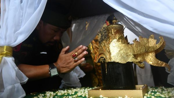Mengarak Mahkota Emas 8 Kilogram Berusia Ratusan Tahun