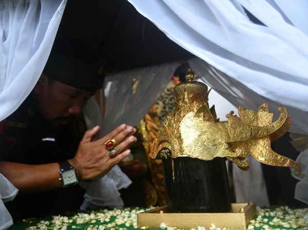 Mengarak Mahkota Emas 8 Kilogram Berusia Ratusan Tahun