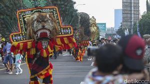 Meriahnya Pawai Budaya di CFD Bekasi