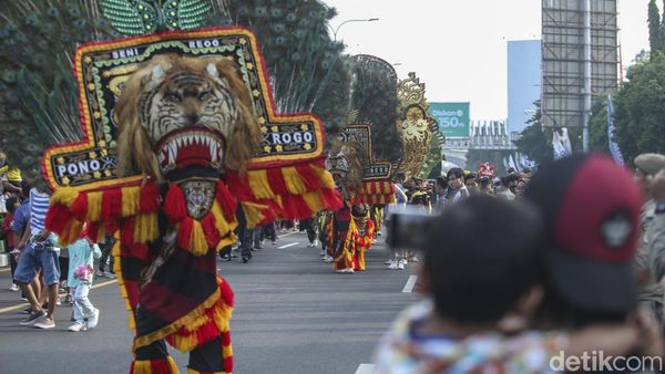 Meriahnya Pawai Budaya di CFD Bekasi