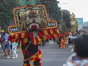 Meriahnya Pawai Budaya di CFD Bekasi Meriahnya Pawai Budaya di CFD Bekasi