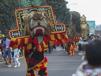 Meriahnya Pawai Budaya di CFD Bekasi