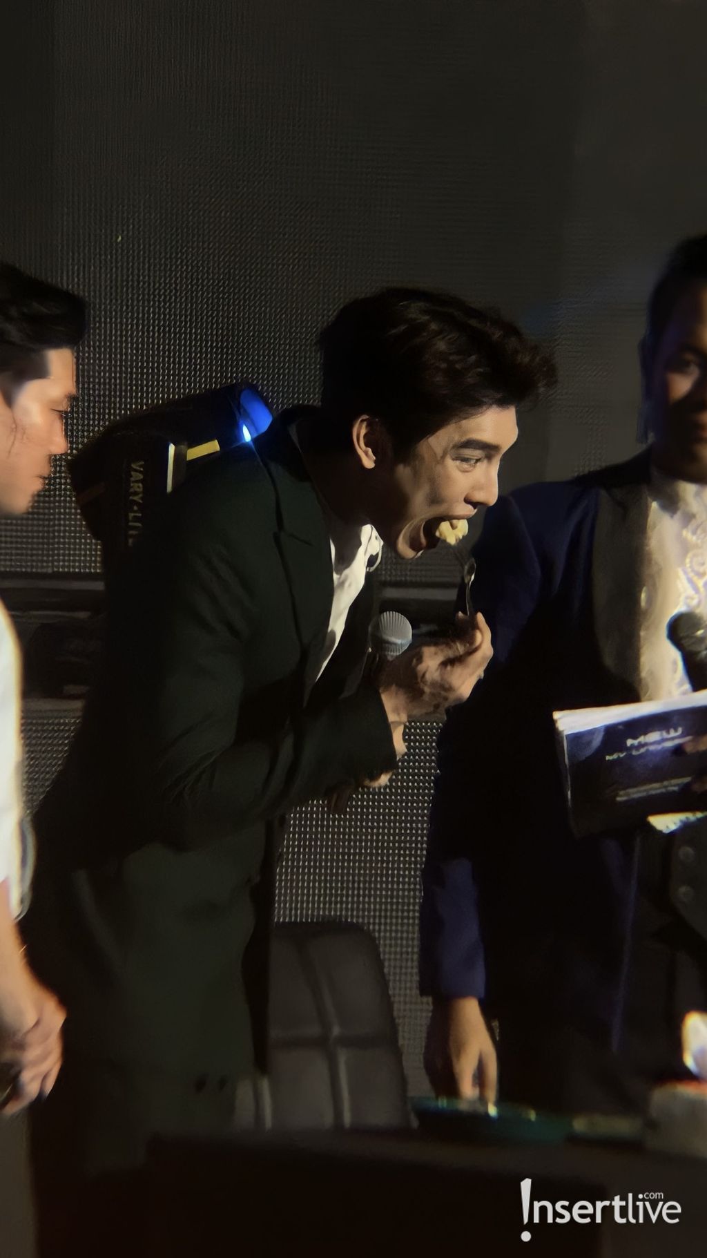 Mew Suppasit saat mencicipi siomai.