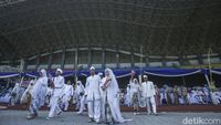 Momen 300 Pasangan Nikah Massal di Stadion Patriot Bekasi