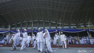 Momen 300 Pasangan Nikah Massal di Stadion Patriot Bekasi