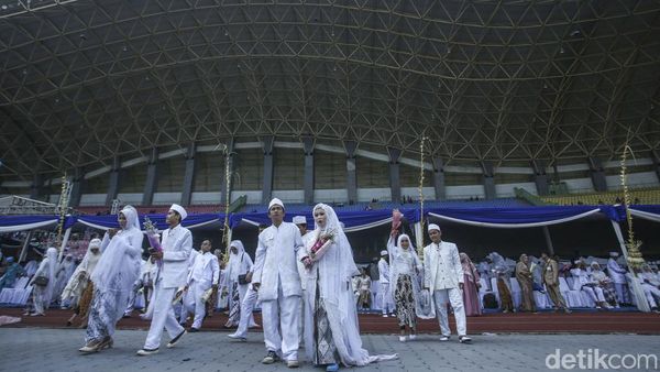 Momen 300 Pasangan Nikah Massal di Stadion Patriot Bekasi