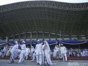 Momen 300 Pasangan Nikah Massal di Stadion Patriot Bekasi