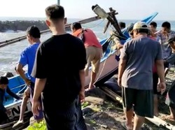 Puluhan Perahu Nelayan di Tasikmalaya Rusak Akibat Pelabuhan Over Kapasitas