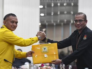 Momen Golkar Malam-malam Daftarkan Bacaleg DPR ke KPU Momen Golkar Malam-malam Daftarkan Bacaleg DPR ke KPU