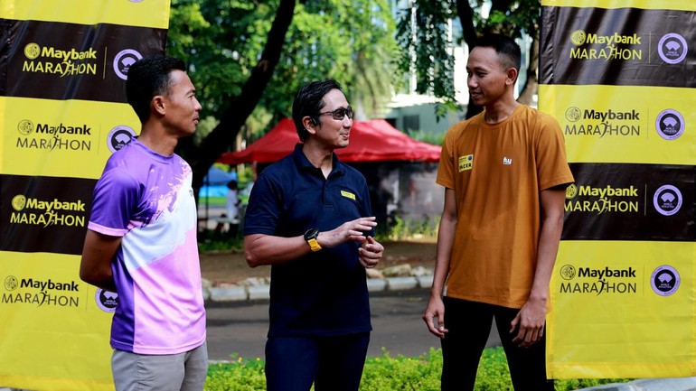 Project Director Maybank Marathon Widya Permana (tengah) sedang berbincang bersama Running Coach Gantar Velocity Agung Mulyawan (kanan) dan Atlet Nasional Jauhari Johan (kiri) saat Kick Off Road to Maybank Marathon di kawasan SCBD, Jakarta, Minggu (14/5/2023). 